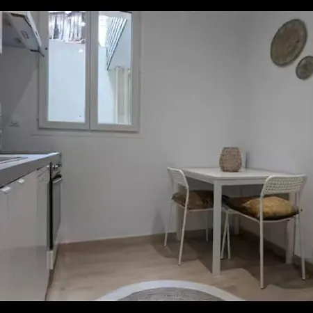 1-bedroom - Private Patio - Air Conditioning - Les Halles Neighborhood *